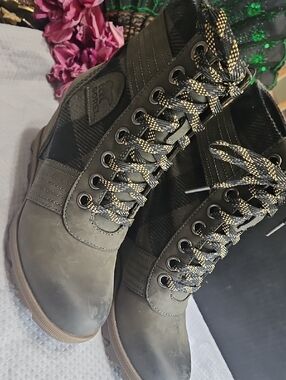 Sorel Olive Green & Black Lexie Wedge Lace-Up Boots Size 6 NIB